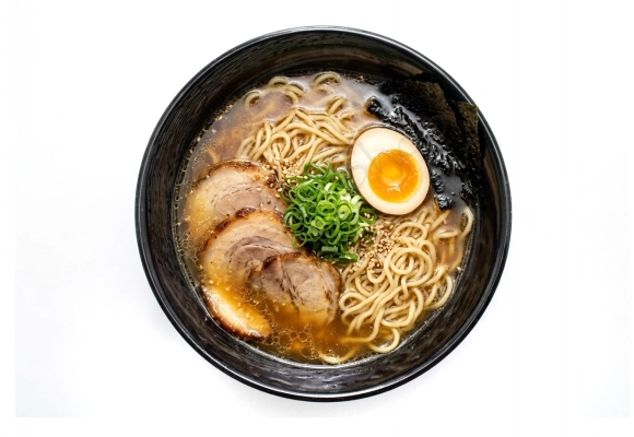 Komplet misek Ramen - Uzu Gin Mix  - miska z ramenem na stole